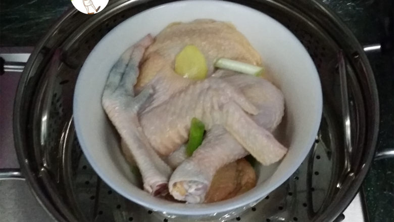 咸香鸡,把碗放入蒸锅中,蒸锅中加放多些的清水