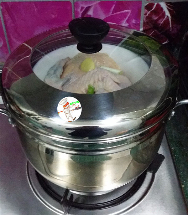 咸香鸡,盖上锅盖,开大火蒸