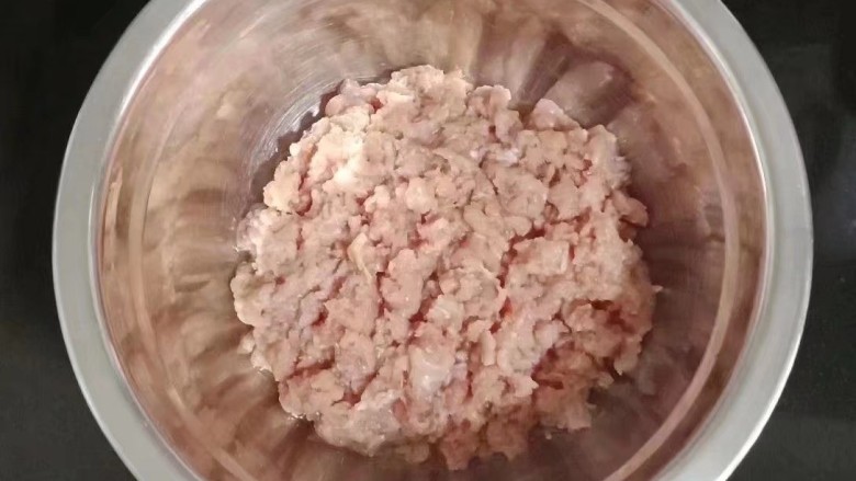 肉末炒毛豆米,将<a style='color:red;display:inline-block;' href='/shicai/ 414'>猪肉</a>剁成肉末,装入碗中