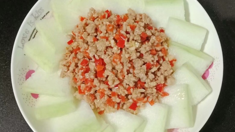 肉末蒸冬瓜,铺在冬瓜上,水开上锅蒸十分钟