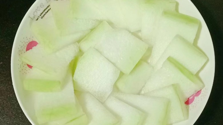 肉末蒸冬瓜,<a style='color:red;display:inline-block;' href='/shicai/ 56'>冬瓜</a>去皮切片,码入盘中