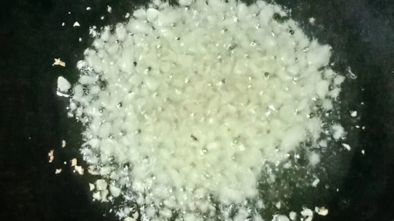 肉末蒸冬瓜,热锅下油,倒入蒜末爆香