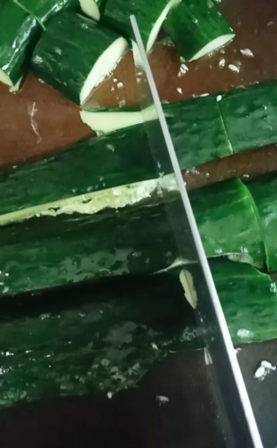 拍黄瓜,用刀拍扁黄瓜,去掉两头