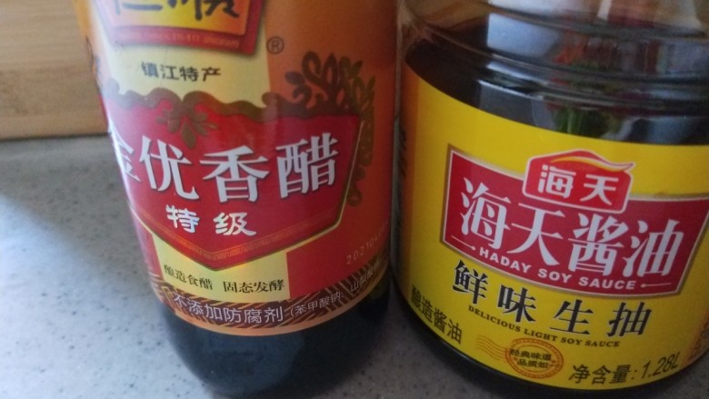 口水鸡丝,准备生抽,<a style='color:red;display:inline-block;' href='/shicai/ 768'>香醋</a>。