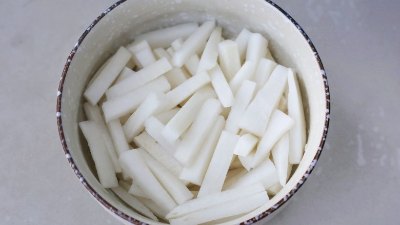 泡萝卜条,<a style='color:red;display:inline-block;' href='/shicai/ 24'>萝卜</a>洗净不去皮切条,