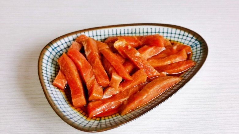 彩椒炒肉丝,<a style='color:red;display:inline-block;' href='/shicai/ 6333'>牛肉丝</a>加入<a style='color:red;display:inline-block;' href='/shicai/ 718'>料酒</a>，酱油腌制10分钟。