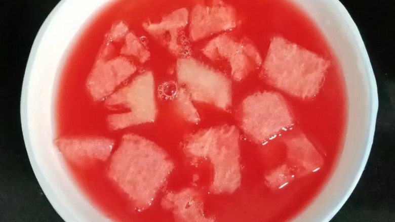 西瓜西米露,倒入<a style='color:red;display:inline-block;' href='/shicai/ 13484'>西瓜汁</a>