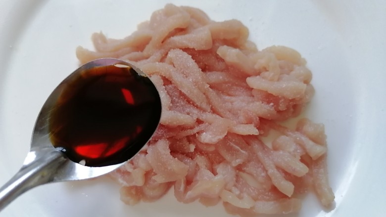 彩椒炒肉丝,加入一勺<a style='color:red;display:inline-block;' href='/shicai/ 788'><a style='color:red;display:inline-block;' href='/shicai/ 788'>生抽</a></a>将肉丝腌制十五分钟