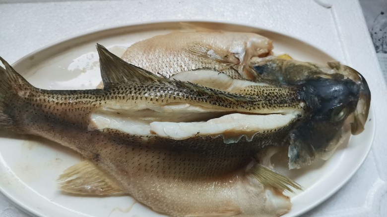 油泼鱼,鱼蒸好后把姜片拿掉,倒掉蒸鱼的蒸汽水