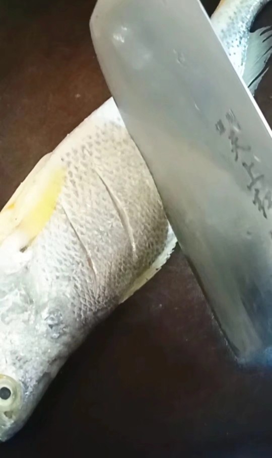 油泼鱼,放在砧板上,轻轻的打上花刀