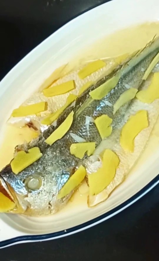 油泼鱼,蒸熟后取出倒掉里面的水,姜片和大蒜丢弃