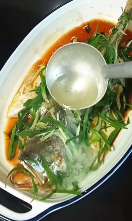 油泼鱼,锅中烧热油,淋入即可