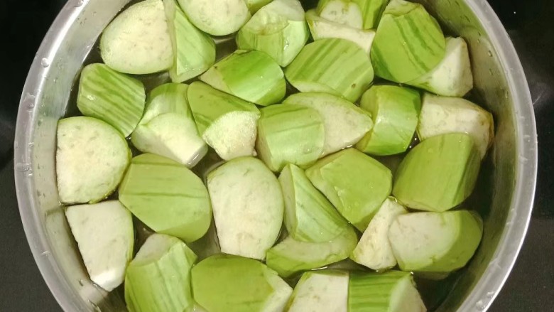 番茄烧茄子,<a style='color:red;display:inline-block;' href='/shicai/ 58'>茄子</a>去蒂切滚刀块,放入水中浸泡