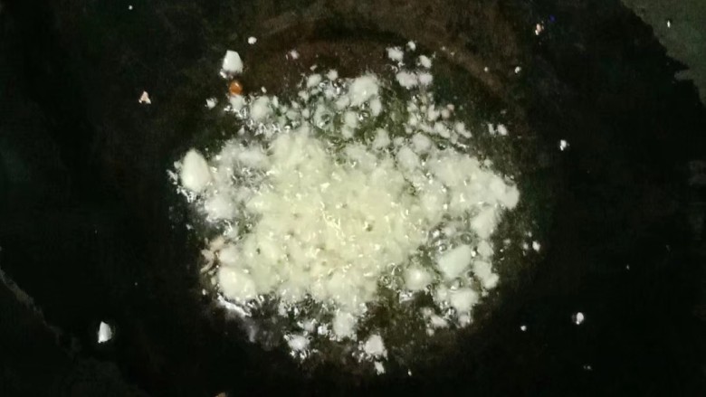 番茄烧茄子,热锅下油,放入蒜末爆香