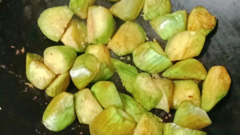 番茄烧茄子,炒至变软,两面金黄