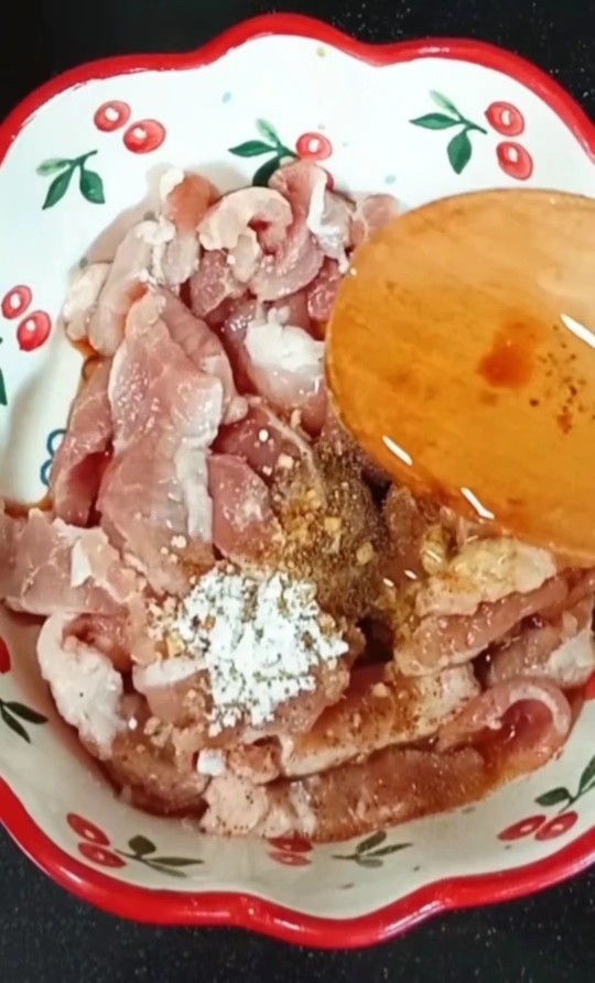 丝瓜炒肉片,一勺食用油