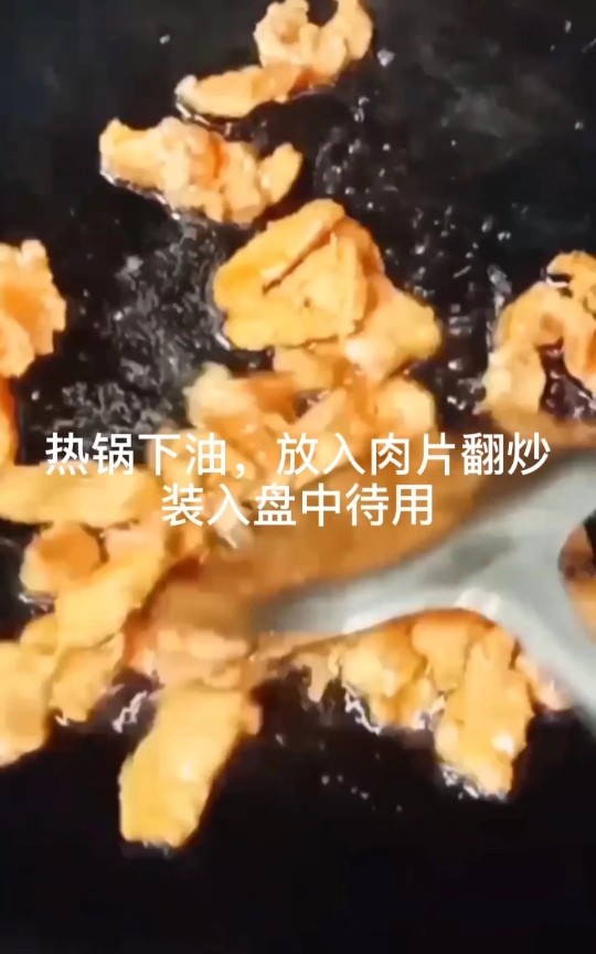 丝瓜炒肉片,熟透后盛出待用