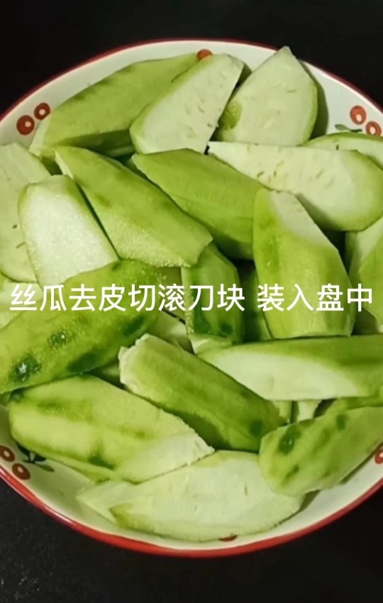 丝瓜炒肉片,装入盘中待用