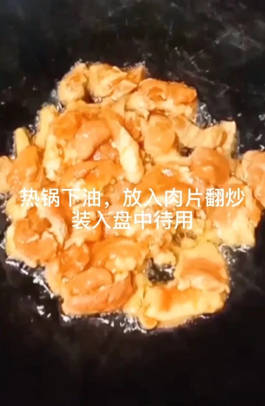 丝瓜炒肉片,热锅下油,放入肉片