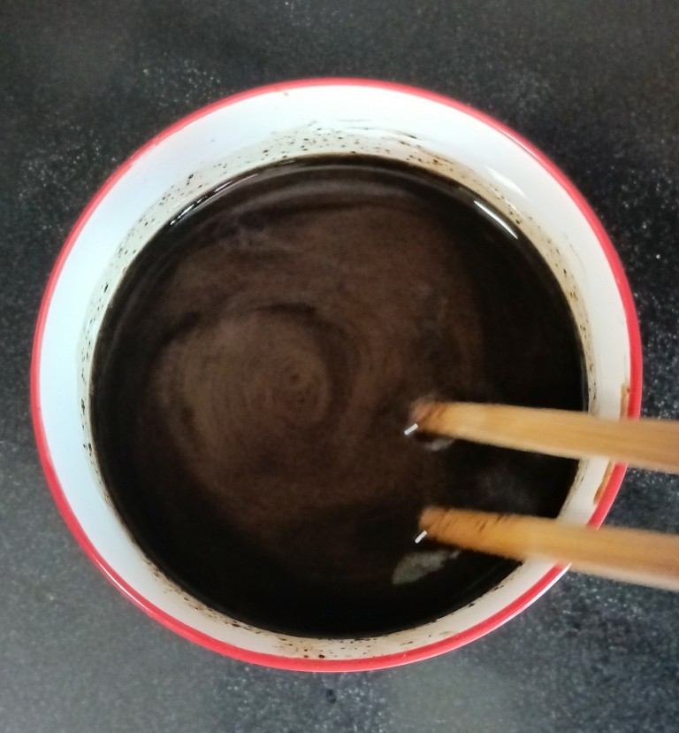 蜜豆芋圆烧仙草,倒入200克水,搅拌均匀