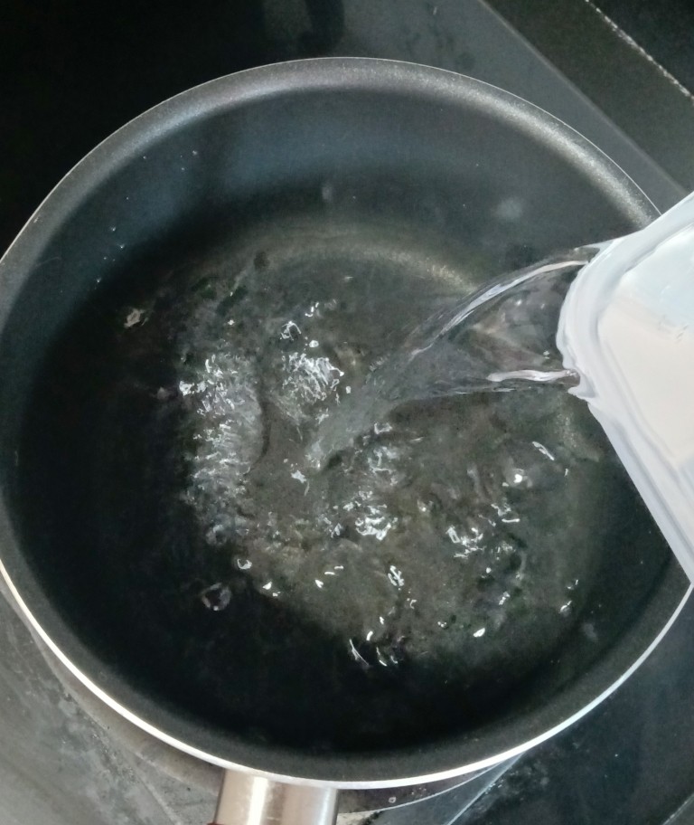 蜜豆芋圆烧仙草,剩下800克清水倒入锅中,烧开后转小火