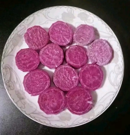 蜜豆芋圆烧仙草,<a style='color:red;display:inline-block;' href='/shicai/ 2643'>紫薯</a>去皮切块,上锅蒸熟