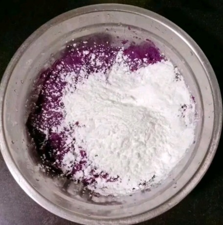 蜜豆芋圆烧仙草,放凉后碾压成泥,倒入木薯粉