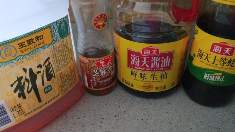 水晶饺子,准备用调料,料酒,香油,生抽,老抽,耗油。