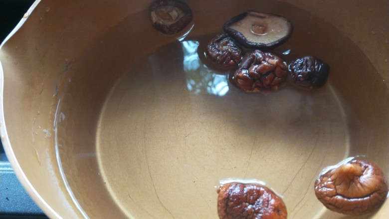 水晶饺子,香菇提前泡开煮熟?