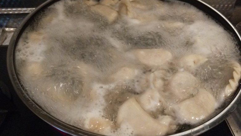 水晶饺子,大火烧开,在倒入一点冷水。