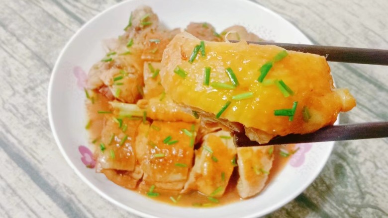 柠檬鸡腿,取出切块装盘,撒入<a style='color:red;display:inline-block;' href='/shicai/ 3250'>葱</a>花即可享用