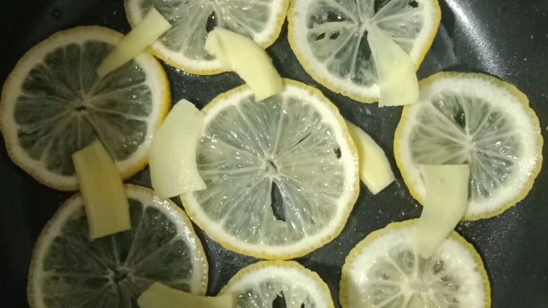 柠檬鸡腿,电饭锅无需刷油,铺上柠檬片和姜片