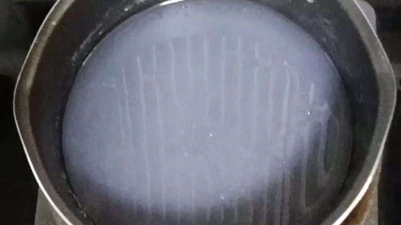 牛奶蜜豆西米露,再焖十分钟,直到西米变透明