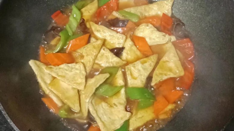 杂蔬炒豆腐,煮沸后关火,撒入<a style='color:red;display:inline-block;' href='/shicai/ 3250'>葱</a>花即可