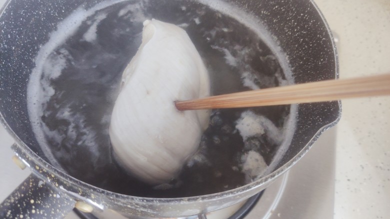 口水鸡丝,筷子可以轻易插入鸡胸肉,就说明已经熟了