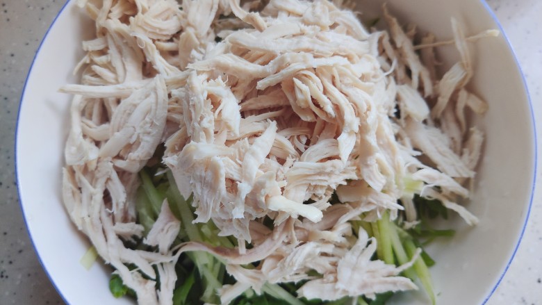 口水鸡丝,香菜,黄瓜,鸡丝全部放入大碗