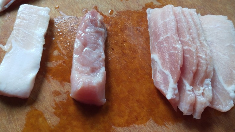 彩椒炒肉丝,肥肉单切成丝,瘦肉切片在切成丝。