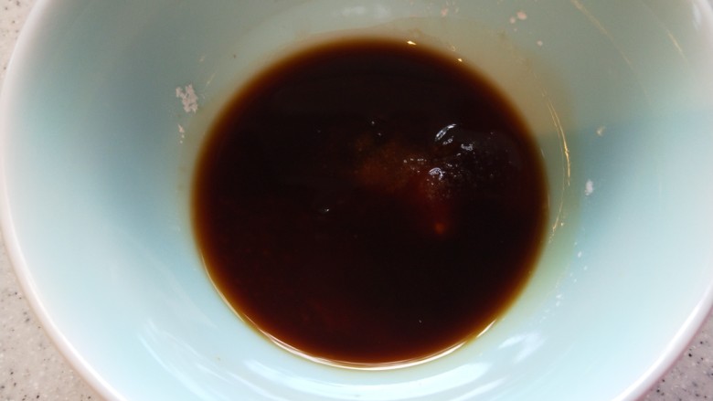 彩椒炒肉丝,先调一下汁,倒入醋,淀粉,鸡精,调成汁。