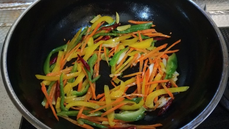 彩椒炒肉丝,倒入生抽,盐。