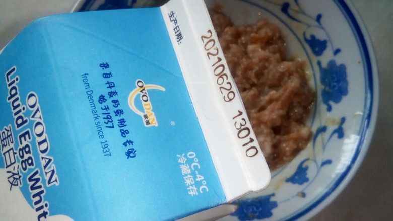 番茄鸡豆花,倒入蛋白液。