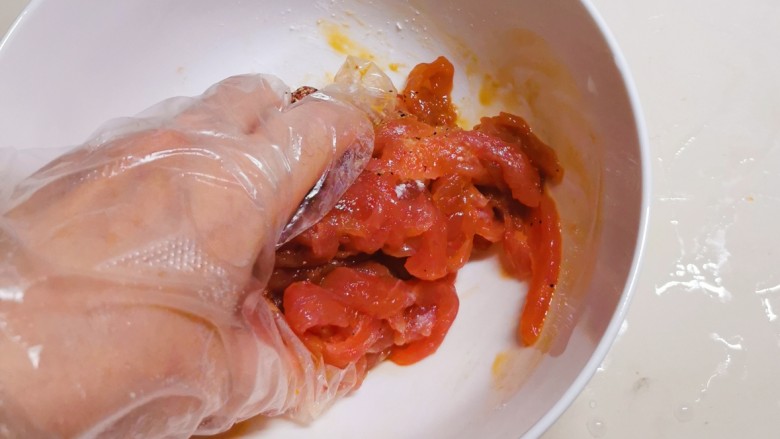 彩椒炒肉丝,反复抓拌均匀,静置20分钟入味。