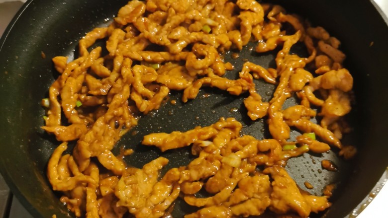 彩椒炒肉丝,肉丝完全熟透,酱汁包裹着肉丝,颜色红亮。