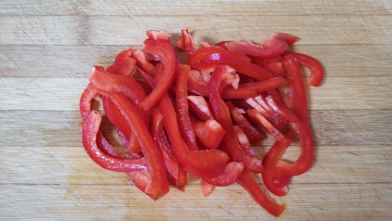 彩椒炒肉丝,<a style='color:red;display:inline-block;' href='/shicai/ 86647'>红彩椒</a>洗干净去籽,切成丝。