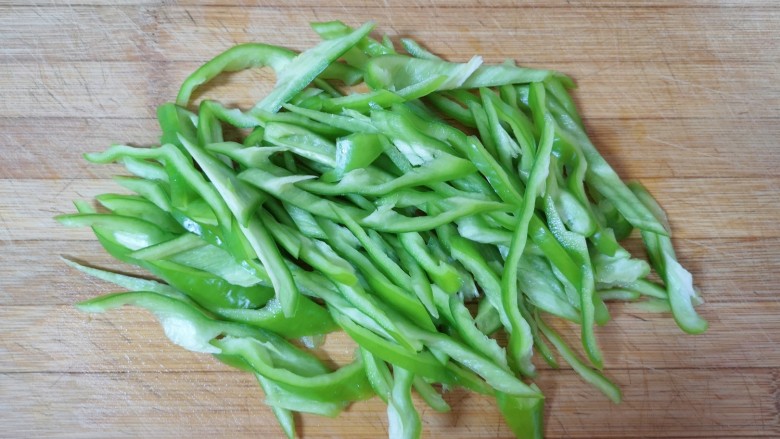 彩椒炒肉丝,<a style='color:red;display:inline-block;' href='/shicai/ 61'>青椒</a>洗干净去籽,切成丝。
