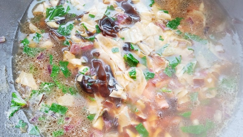 豆腐脑,锅中烧油,爆香洋葱和蒜末,加入准备好的配料一起翻炒,再加入一勺鸡汁,一勺<a style='color:red;display:inline-block;' href='/shicai/ 788'>生抽</a>,适