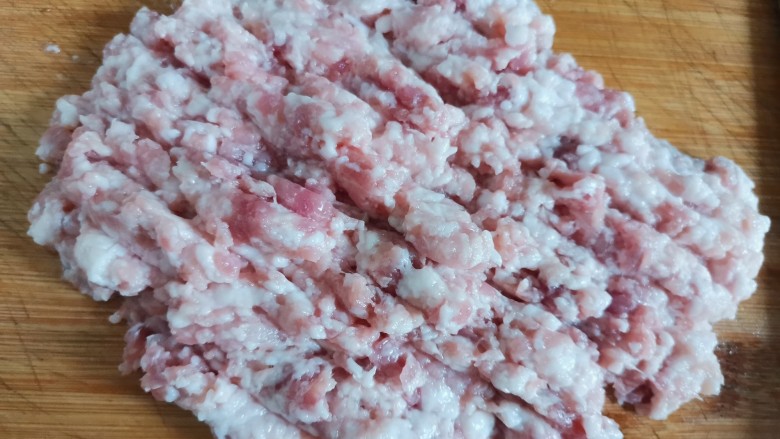 香菇肉酱拌面,<a style='color:red;display:inline-block;' href='/shicai/ 414'>猪肉</a>洗干净剁成肉末,不要剁太碎,有点颗粒感口感会更好