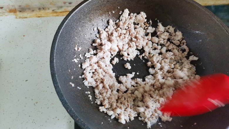 香菇肉酱拌面,锅烧热,下入肉末翻炒至变色
