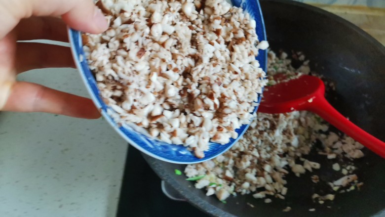 香菇肉酱拌面,下入葱姜蒜炒香,再下入香菇末翻炒