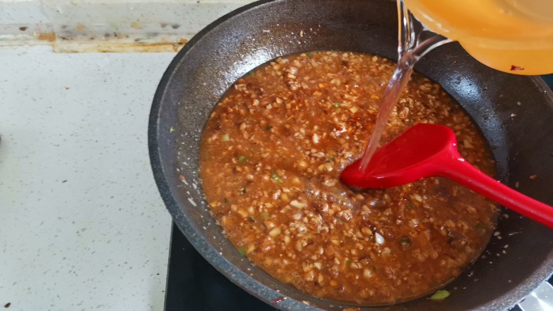 香菇肉酱拌面,加入适量的<a style='color:red;display:inline-block;' href='/shicai/ 156925'>水</a>,大火煮开转小火炖至汤汁浓稠,中间翻拌翻拌防止糊锅
