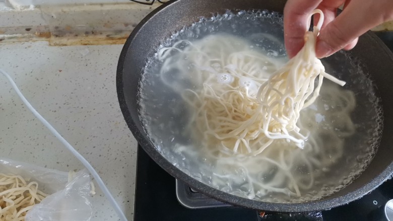 香菇肉酱拌面,然后另起锅烧水煮面条